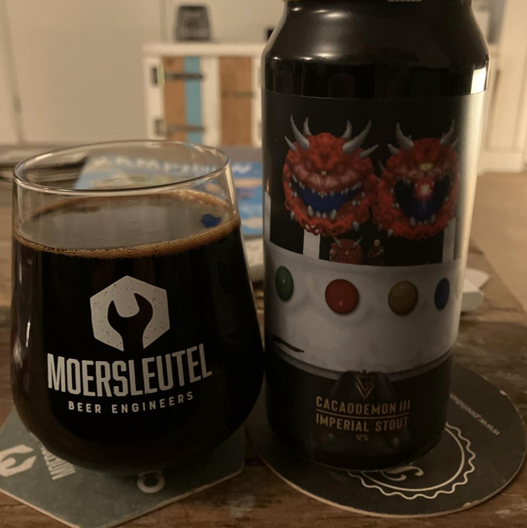Azvex Brewing Company – Cacaodemon III
ABV: 12 % | Untappd: 4,41

Cacaodemon III er en massiv og dekadent imperial stout fra Azvex, hvor mørk malt, rig cacao og dyb sødme går op i en tæt og forførende helhed.