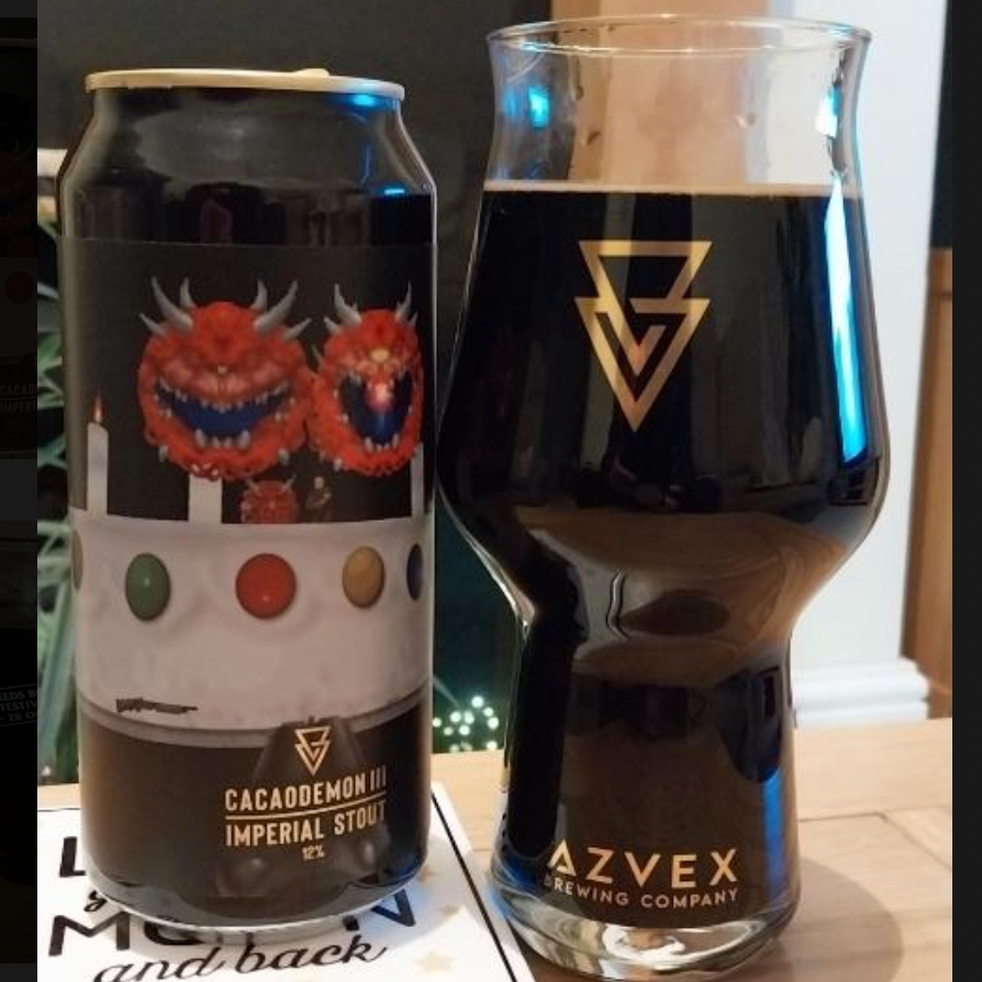 Azvex Brewing Company – Cacaodemon III
ABV: 12 % | Untappd: 4,41

Cacaodemon III er en massiv og dekadent imperial stout fra Azvex, hvor mørk malt, rig cacao og dyb sødme går op i en tæt og forførende helhed.