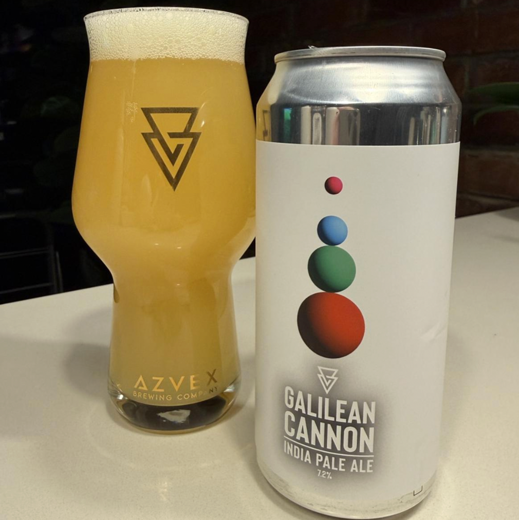 Azvex Brewing Company – Galilean Cannon
ABV: 7,2 % | Untappd: 4,12

Galilean Cannon er en frisk og aromatisk New England IPA fra Azvex, hvor juicy humleprofiler og tropiske aromaer mødes i en saftig og letdrikkelig pakke.