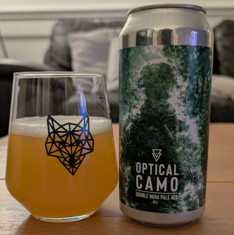 Azvex Brewing Company – Optical Camo
ABV: 8,0 % | Untappd: 4,12

Optical Camo er en kraftfuld og aromatisk Imperial Double New England IPA, hvor Azvex kombinerer saftig frugtintensitet med en markant humleprofil, der både er bitter og kompleks.