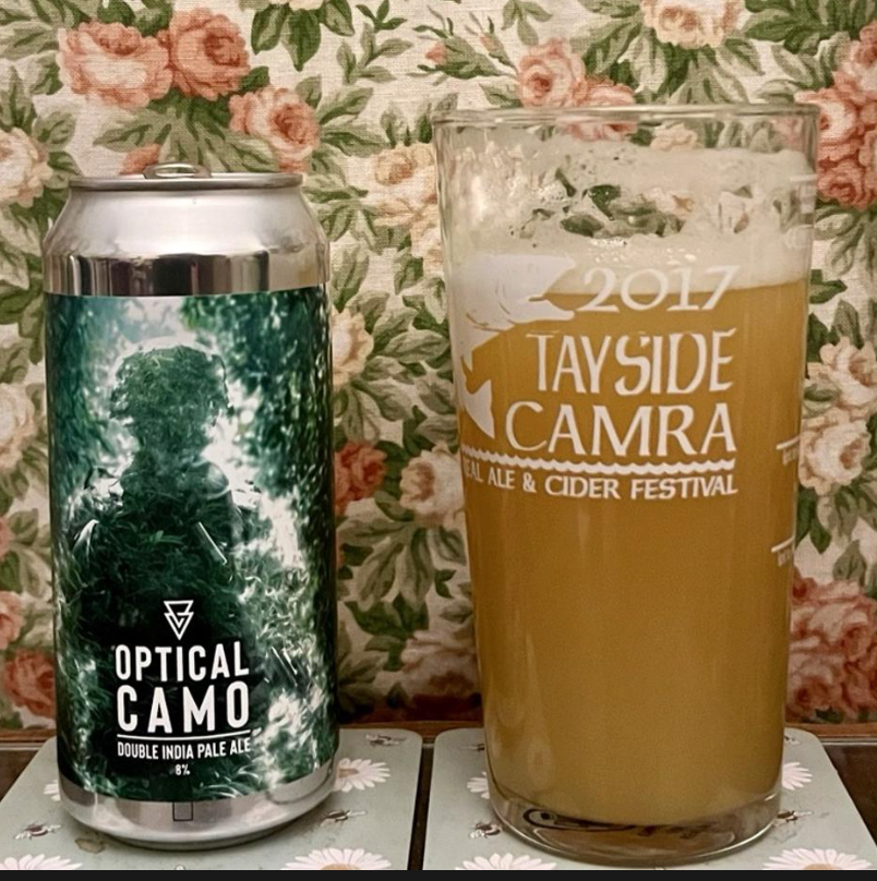 Azvex Brewing Company – Optical Camo
ABV: 8,0 % | Untappd: 4,12

Optical Camo er en kraftfuld og aromatisk Imperial Double New England IPA, hvor Azvex kombinerer saftig frugtintensitet med en markant humleprofil, der både er bitter og kompleks.