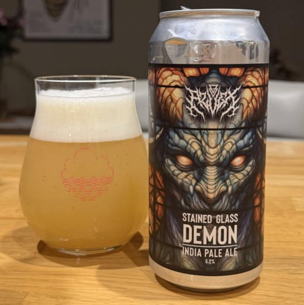 Azvex Brewing Company – Stained Glass Demon
ABV: 6,2 % | Untappd: 4,08

Stained Glass Demon er en sprudlende og aromatisk New England IPA, hvor Azvex sætter fokus på tropisk intensitet, levende aromaer og en saftig, bølgende humleprofil.