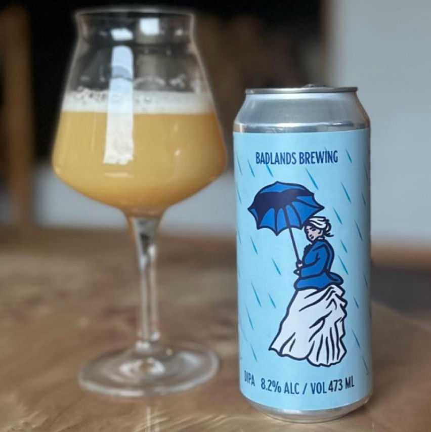 Badlands Brewing – April DIPA (2026)

ABV: 8,2 % | Stil: Double New England IPA | Untappd: 4,42

April DIPA er Badlands' månedlige bud på den perfekte moderne DIPA. Bryggeriet er kendt for deres kompromisløse tilgang til hazy IPA'er, og denne udgave leverer alt det, som har gjort Badlands til et af Canadas mest eftertragtede IPA-bryggerier.