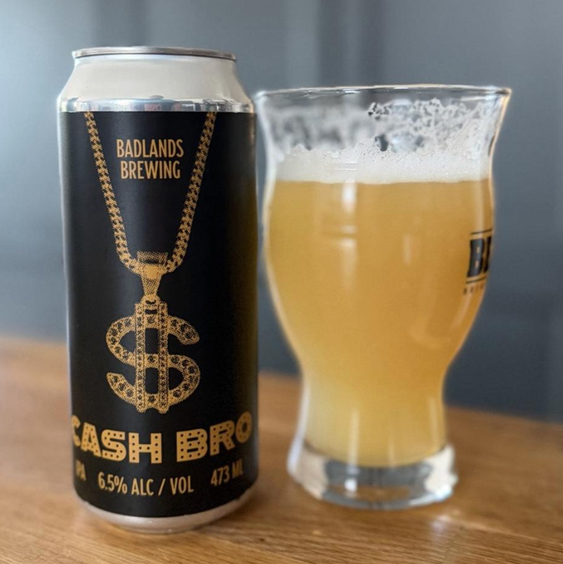Badlands Brewing – Cashbro (2026)

ABV: 6,5 % | Stil: New England IPA | Untappd: 4,17

Cashbro er Badlands' kærlighedserklæring til humlerne Cashmere og Sabro. Navnet er ganske enkelt en sammensmeltning af de to humler, men resultatet er langt mere seriøst end navnet antyder. De to humler arbejder perfekt sammen og skaber en usædvanligt blød og cremet IPA med masser af tropisk frugt og kokos.