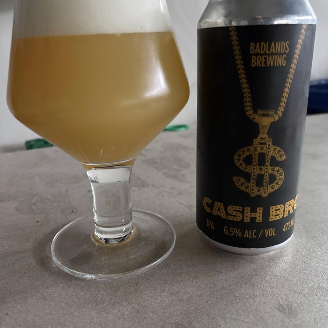 Badlands Brewing – Cashbro (2026)

ABV: 6,5 % | Stil: New England IPA | Untappd: 4,17

Cashbro er Badlands' kærlighedserklæring til humlerne Cashmere og Sabro. Navnet er ganske enkelt en sammensmeltning af de to humler, men resultatet er langt mere seriøst end navnet antyder. De to humler arbejder perfekt sammen og skaber en usædvanligt blød og cremet IPA med masser af tropisk frugt og kokos.