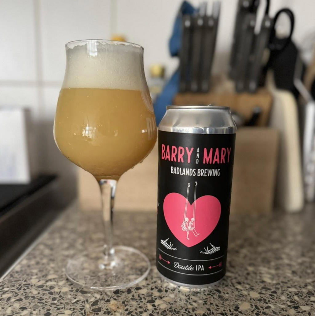 Badlands Brewing Company – Barry And Mary (2026)

ABV: 8,2 % | Stil: IPA – Imperial / Double | Untappd: 4,28

En tilbagevendende Badlands-klassiker, hvor Citra og Galaxy spiller hovedrollen. Kombinationen giver en intens, frugtdrevet DIPA med masser af aroma og en let cremet mundfølelse.
