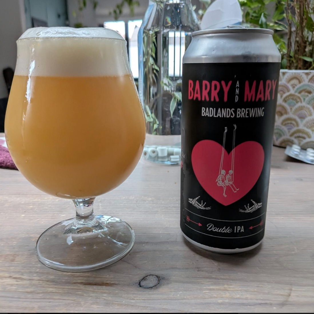Badlands Brewing Company – Barry And Mary (2026)

ABV: 8,2 % | Stil: IPA – Imperial / Double | Untappd: 4,28

En tilbagevendende Badlands-klassiker, hvor Citra og Galaxy spiller hovedrollen. Kombinationen giver en intens, frugtdrevet DIPA med masser af aroma og en let cremet mundfølelse.