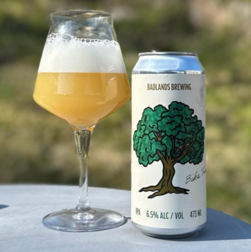 Badlands Brewing Company – Bike Tree (2026)

ABV: 6,5 % | Stil: New England IPA | Untappd: 4,29

En klassisk Badlands hazy IPA med fokus på friskhed, aromatisk humle og høj drikkelighed, mindre tung end deres DIPA’er, men stadig med masser af intensitet.