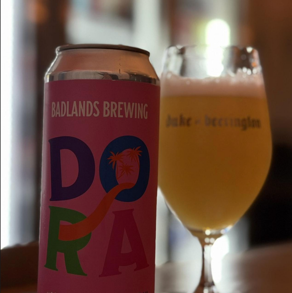 Badlands Brewing Company – Dora #86

ABV: 6,5 % | Stil: New England / Hazy IPA | Untappd: ca. 4,22–4,25

En del af Badlands’ “Dora”-serie, hvor de eksperimenterer med proces og humle. Denne version er brygget med fokus på hurtigere fermentation, men stadig med den klassiske bløde og aromatiske profil.