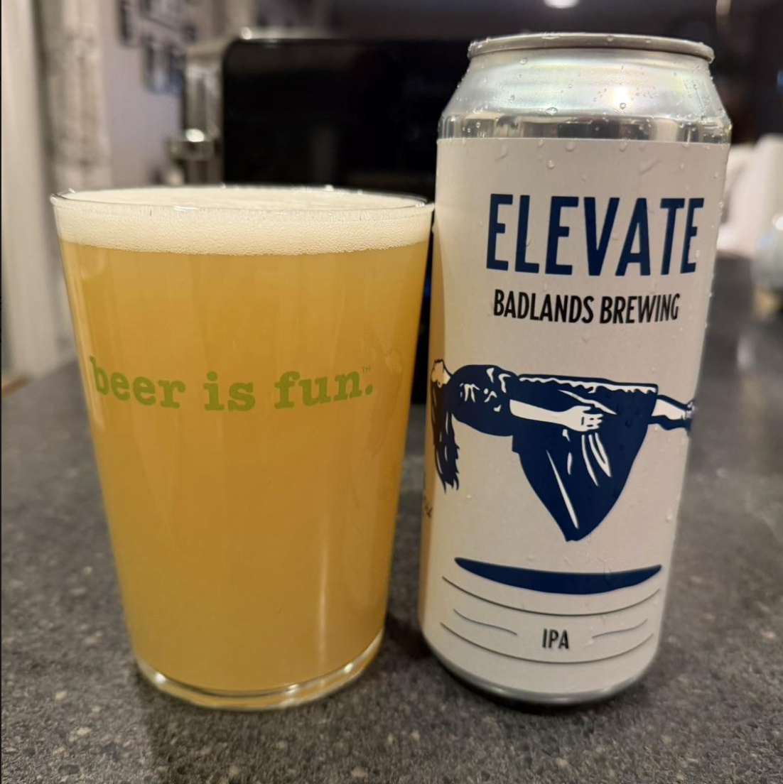 Badlands Brewing Company – Elevate (2026)

ABV: 6,5 % | Stil: New England / Hazy IPA | Untappd: 4,20

En moderne hazy IPA fra Badlands brygget med Citra og Sabro. Kombinationen giver en markant tropisk og kokosdrevet profil, som skiller sig ud fra de mere klassiske frugt-bomber.