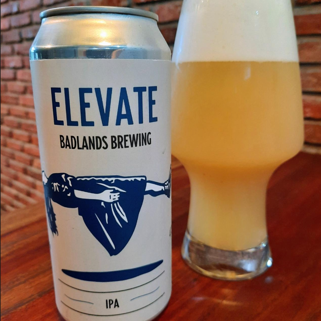 Badlands Brewing Company – Elevate (2026)

ABV: 6,5 % | Stil: New England / Hazy IPA | Untappd: 4,20

En moderne hazy IPA fra Badlands brygget med Citra og Sabro. Kombinationen giver en markant tropisk og kokosdrevet profil, som skiller sig ud fra de mere klassiske frugt-bomber.