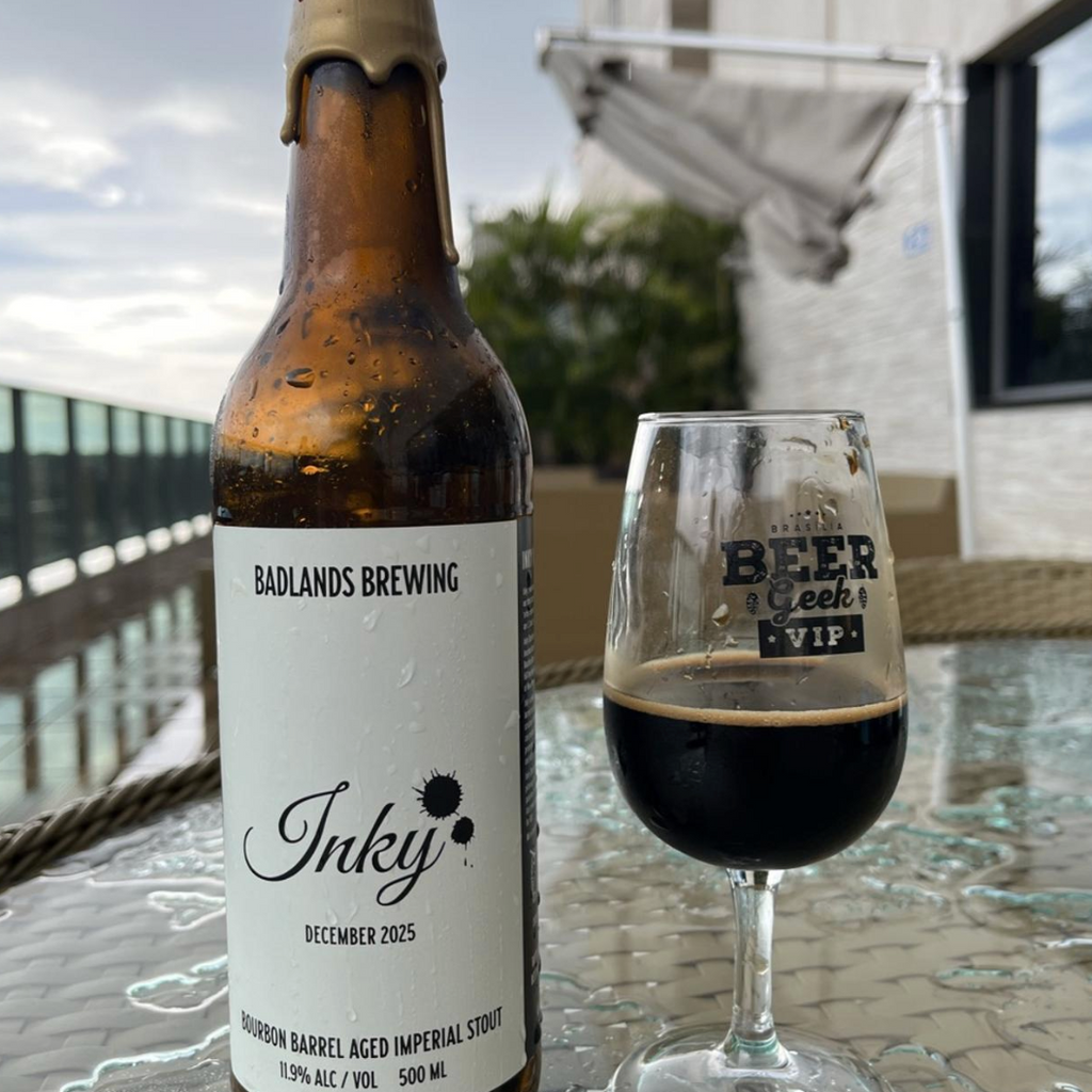 Badlands Brewing Company – Inky (December 2025)
ABV: 11,9 % | Stil: Bourbon Barrel Aged Imperial Stout | Untappd: 4,47

En massiv og dybt kompleks imperial stout fra Badlands Brewing Company, hvor flere bourbonfadlagrede stouts er blendet sammen til en intens, mørk og dessertagtig helhedsoplevelse.