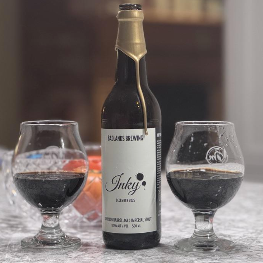 Badlands Brewing Company – Inky (December 2025)
ABV: 11,9 % | Stil: Bourbon Barrel Aged Imperial Stout | Untappd: 4,47

En massiv og dybt kompleks imperial stout fra Badlands Brewing Company, hvor flere bourbonfadlagrede stouts er blendet sammen til en intens, mørk og dessertagtig helhedsoplevelse.