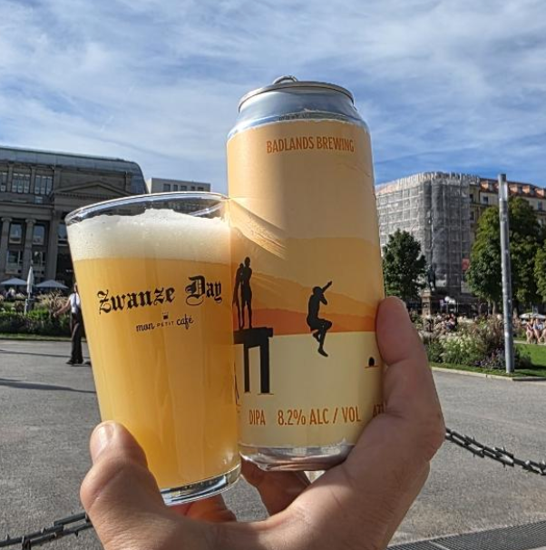 Badlands Brewing Company – July DIPA (2026)

ABV: 8,2 % | Stil: Imperial / Double IPA | Untappd: 4,37

July DIPA (2026) er endnu en stærk udgave af Badlands' månedlige DIPA-serie. Denne gang har canadierne sat NZ04 sammen med Riwaka og toppet det hele med Wai-iti Cold Pressed Hop Juice. Resultatet er en voldsomt humlemættet DIPA med masser af citrus, eksotisk frugt og stenfrugt.