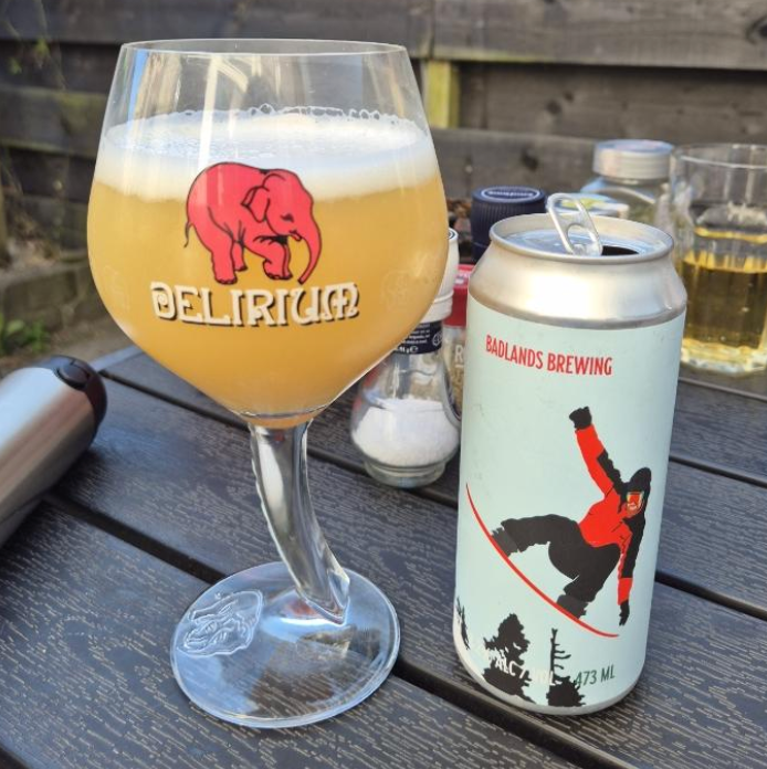Badlands Brewing Company – March DIPA (2026)

ABV: 8,2 % | Stil: Imperial / Double IPA | Untappd: 4,44

En del af Badlands’ månedlige DIPA-serie, hvor hver release fungerer som et eksperiment med nye humle og teknikker, her med fokus på maksimal aromatisk intensitet.