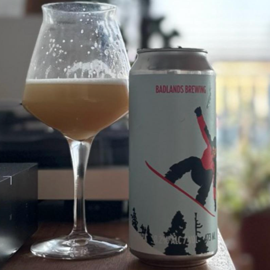 Badlands Brewing Company – March DIPA (2026)

ABV: 8,2 % | Stil: Imperial / Double IPA | Untappd: 4,44

En del af Badlands’ månedlige DIPA-serie, hvor hver release fungerer som et eksperiment med nye humle og teknikker, her med fokus på maksimal aromatisk intensitet.