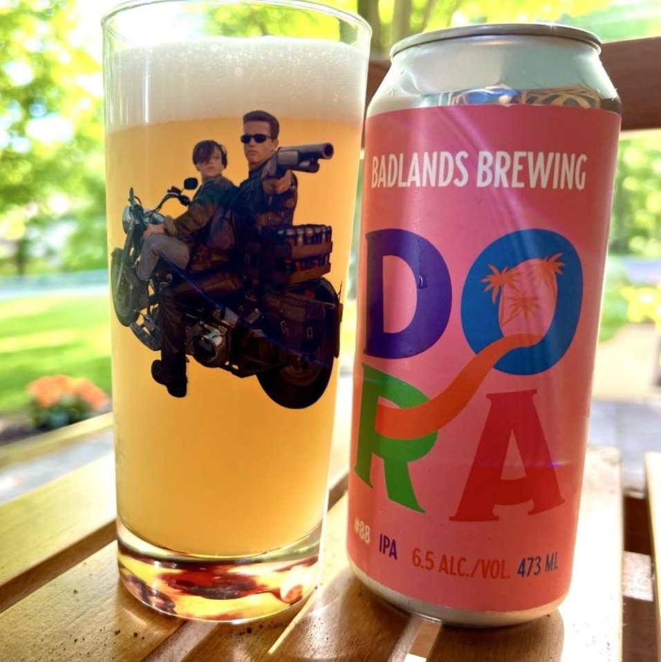 Badlands Brewing – Dora #88

ABV: 6,5 % | Stil: New England IPA | Untappd: 4,24

Dora-serien er Badlands' eksperimentelle legeplads, hvor bryggeriet udforsker nye råvarer, processer og teknikker. I Dora #88 har fokus været på at justere pH-værdien gennem brygprocessen længere end normalt, hvilket har skabt en usædvanligt saftig og frugtdrevet IPA med masser af karakter.