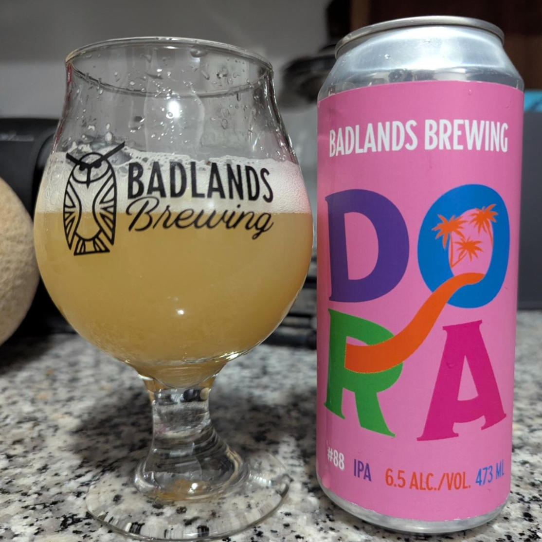 Badlands Brewing – Dora #88

ABV: 6,5 % | Stil: New England IPA | Untappd: 4,24

Dora-serien er Badlands' eksperimentelle legeplads, hvor bryggeriet udforsker nye råvarer, processer og teknikker. I Dora #88 har fokus været på at justere pH-værdien gennem brygprocessen længere end normalt, hvilket har skabt en usædvanligt saftig og frugtdrevet IPA med masser af karakter.