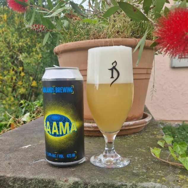 Badlands Brewing – Gaama (2026)

ABV: 6,5 % | Stil: New Englang IPA | Untappd: 4,19

Gaama er en af Badlands' tilbagevendende IPA'er og er i 2026-udgaven brygget med Galaxy og Nectaron. Kombinationen skaber en frugtintens IPA med masser af tropisk karakter, blød mundfølelse og en behagelig, afstemt bitterhed.