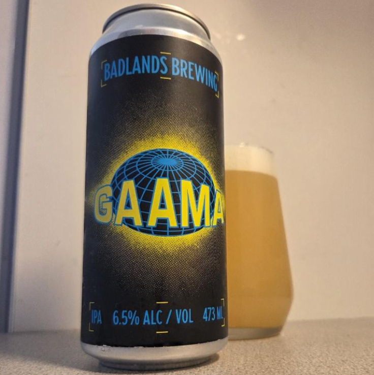 Badlands Brewing – Gaama (2026)

ABV: 6,5 % | Stil: New Englang IPA | Untappd: 4,19

Gaama er en af Badlands' tilbagevendende IPA'er og er i 2026-udgaven brygget med Galaxy og Nectaron. Kombinationen skaber en frugtintens IPA med masser af tropisk karakter, blød mundfølelse og en behagelig, afstemt bitterhed.