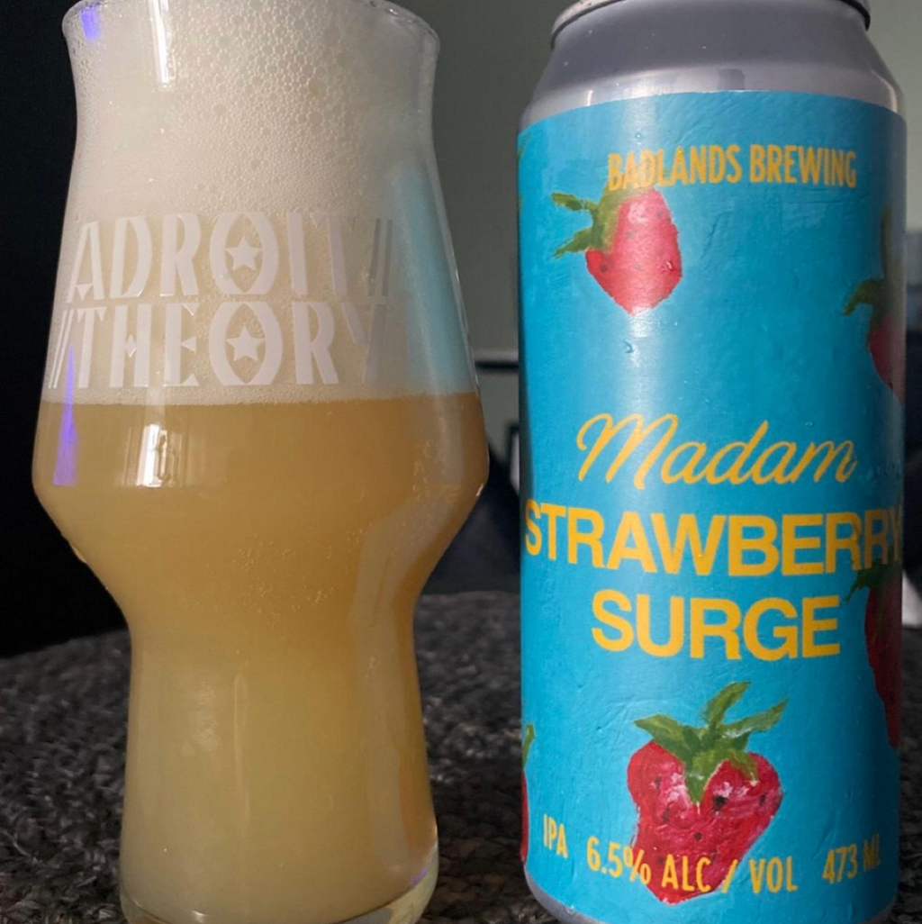 Badlands Brewing – Madam (Strawberry Surge)

ABV: 6,5 % | Stil: New England IPA / Fruited IPA | Untappd: 4,11

Madam (Strawberry Surge) blev brygget til International Women's Day 2026 og kombinerer Badlands' bløde hazy IPA-base med Strawberry Surge Euphorics. Humleprofilen består af Peacharine, Citra og Nelson, som sammen med jordbæraromaen skaber et unikt og overraskende harmonisk udtryk.
