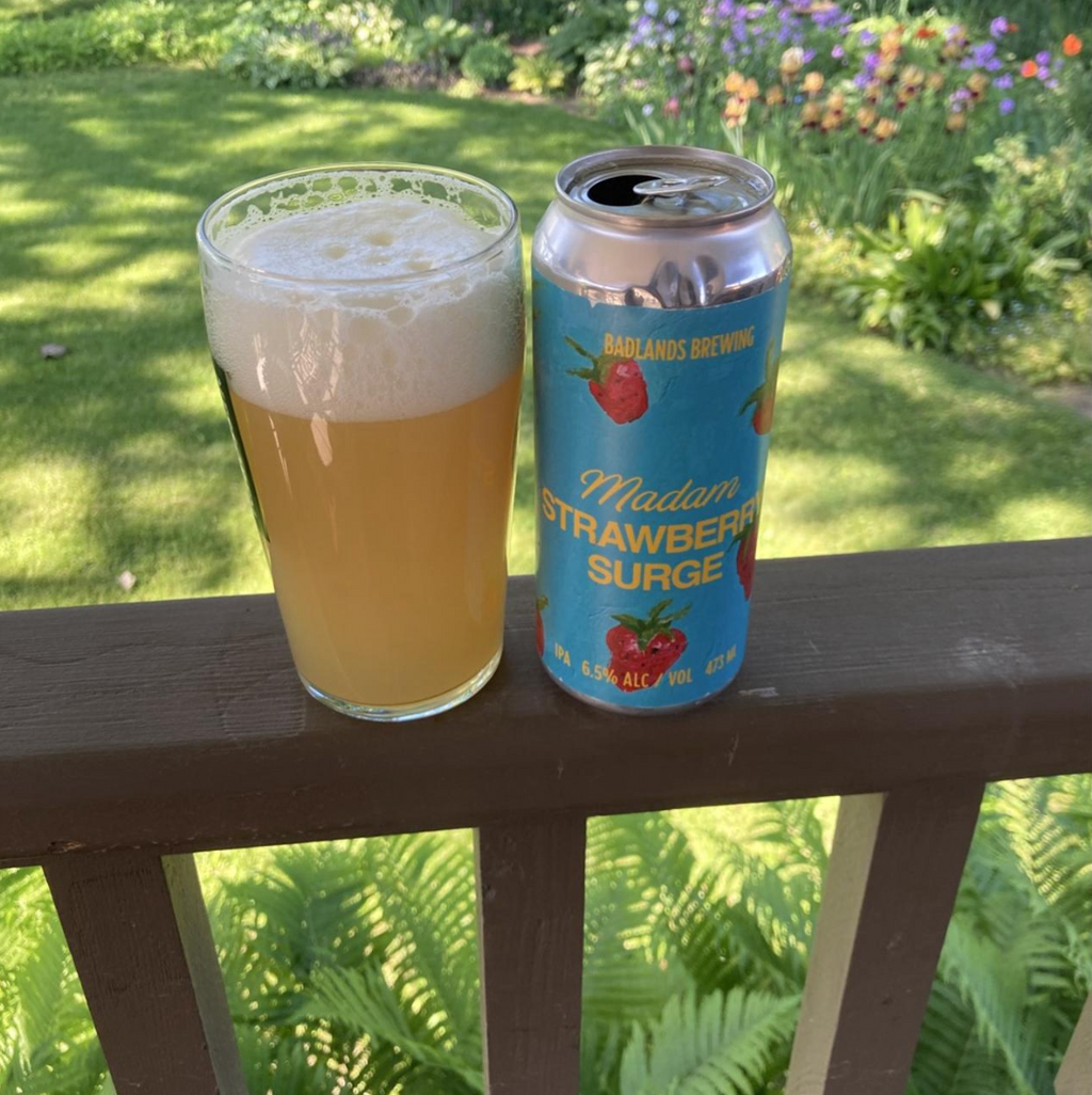 Badlands Brewing – Madam (Strawberry Surge)

ABV: 6,5 % | Stil: New England IPA / Fruited IPA | Untappd: 4,11

Madam (Strawberry Surge) blev brygget til International Women's Day 2026 og kombinerer Badlands' bløde hazy IPA-base med Strawberry Surge Euphorics. Humleprofilen består af Peacharine, Citra og Nelson, som sammen med jordbæraromaen skaber et unikt og overraskende harmonisk udtryk.