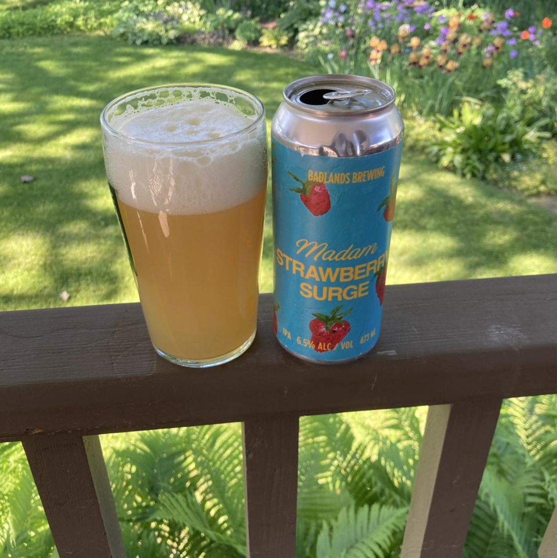 Badlands Brewing – Madam (Strawberry Surge)

ABV: 6,5 % | Stil: New England IPA / Fruited IPA | Untappd: 4,11

Madam (Strawberry Surge) blev brygget til International Women's Day 2026 og kombinerer Badlands' bløde hazy IPA-base med Strawberry Surge Euphorics. Humleprofilen består af Peacharine, Citra og Nelson, som sammen med jordbæraromaen skaber et unikt og overraskende harmonisk udtryk.