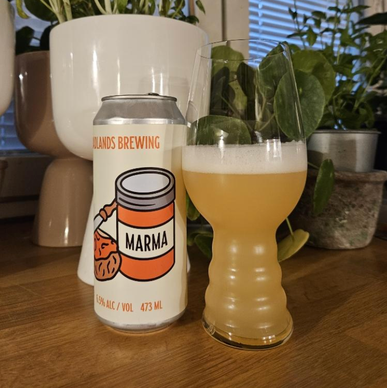 Badlands Brewing – Marma (2026)

ABV: 6,5 % | Stil: American IPA | Untappd: 4,26

Marma er en af de ældste opskrifter i Badlands' arsenal og blev første gang brygget tilbage i 2017. Øllen er opkaldt efter appelsinmarmelade, og hele idéen bag Marma er at skabe en IPA med maksimal fokus på saftige citrusnoter og især den karakteristiske smag af appelsin og mandarin. I 2026-udgaven er den brygget med Citra og Nectaron.