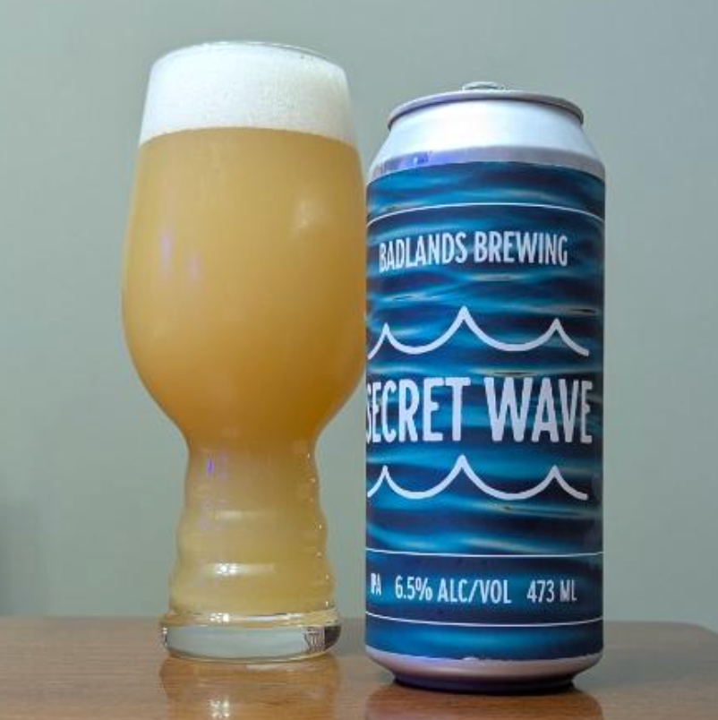 Badlands Brewing – Secret Wave (2026)

ABV: 6,5 % | Stil: New England IPA | Untappd: 4,29

Secret Wave er en af Badlands' tilbagevendende IPA'er og er i 2026-udgaven brygget med Galaxy, Nectaron og Simcoe. Resultatet er en saftig og aromatisk IPA med masser af ananas, citrus og tropisk frugt pakket ind i den bløde og elegante stil, som Badlands er blevet kendt for.