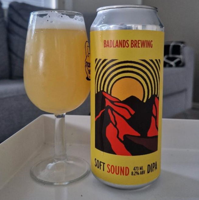 Badlands Brewing – Soft Sound (2026)

ABV: 8,2 % | Stil: Double New England IPA | Untappd: 4,36

En af Badlands' absolutte signaturøl er tilbage i 2026-udgaven. Soft Sound er brygget som en rendyrket hyldest til Mosaic-humlen, hvor bryggeriet har anvendt flere forskellige Mosaic-produkter – T-90, Dynaboost, Hyperboost og Cryo – for at opnå maksimal humlemætning og dybde.