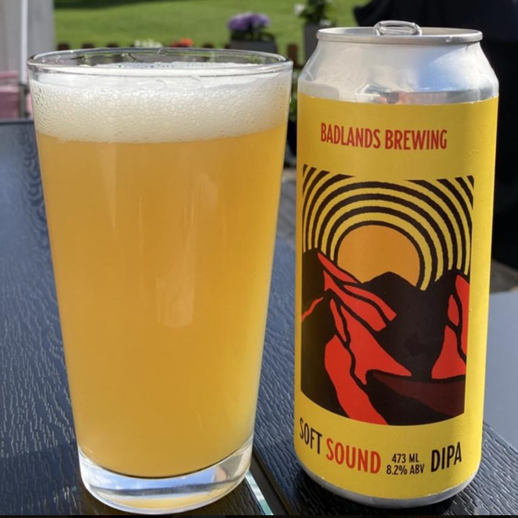 Badlands Brewing – Soft Sound (2026)

ABV: 8,2 % | Stil: Double New England IPA | Untappd: 4,36

En af Badlands' absolutte signaturøl er tilbage i 2026-udgaven. Soft Sound er brygget som en rendyrket hyldest til Mosaic-humlen, hvor bryggeriet har anvendt flere forskellige Mosaic-produkter – T-90, Dynaboost, Hyperboost og Cryo – for at opnå maksimal humlemætning og dybde.