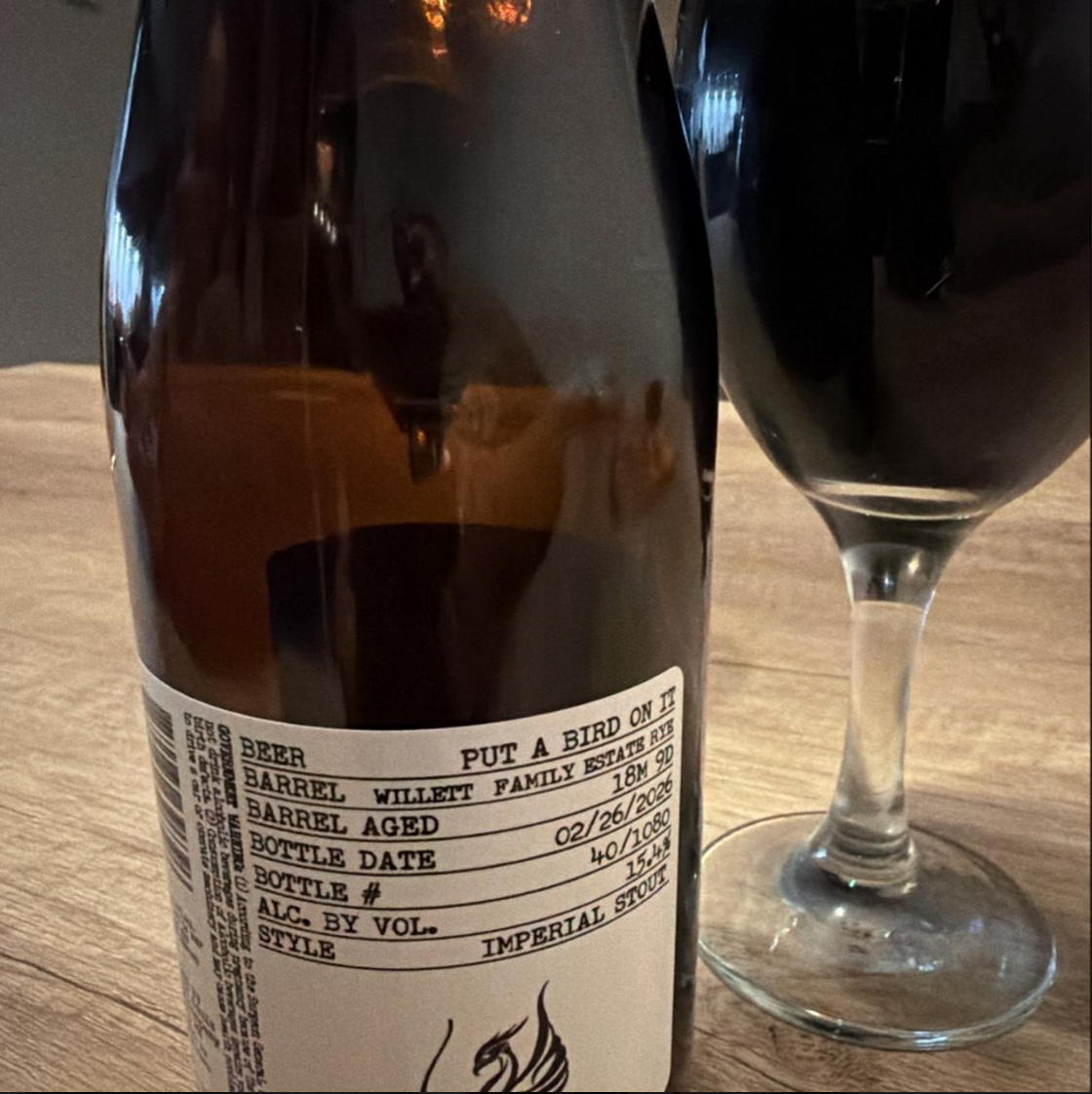 Barreled Souls Brewing Company – BA Put A Bird On It (2026)

ABV: 15,4 % | Stil: Bourbon Barrel-Aged Imperial Stout (Rye Whiskey) | Untappd: 4,41

BA Put A Bird On It (2026) er en imponerende fadlagret Imperial Stout fra amerikanske Barreled Souls Brewing Company i Maine. En kraftfuld stout på hele 15,4 %, hvor det klassiske bryggehåndværk og en usædvanlig lang fadlagring er i centrum.

Øllen har tilbragt præcis 18 måneder og 19 dage på fade fra Willett Family Estate, der tidligere har indeholdt rye whiskey