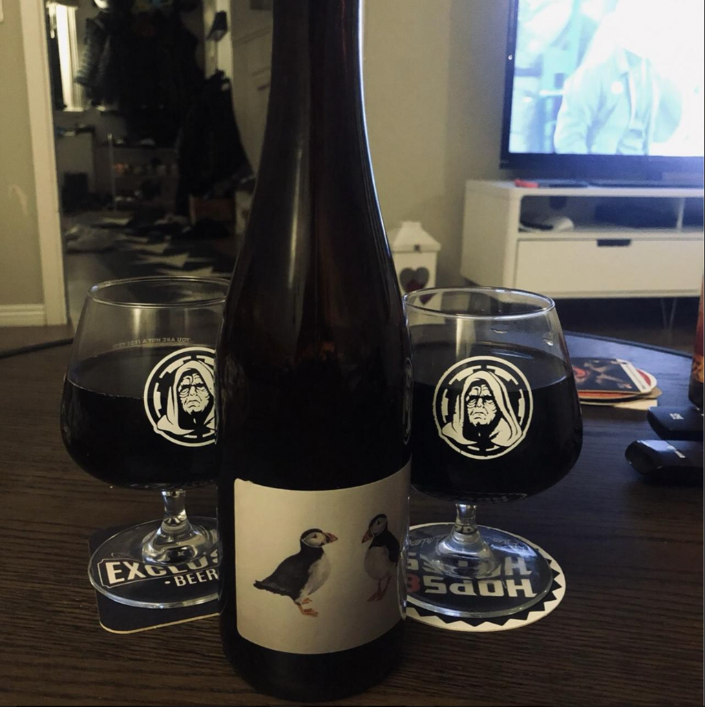Barreled Souls Brewing Company – BA Put A Bird On It (2026)

ABV: 15,4 % | Stil: Bourbon Barrel-Aged Imperial Stout (Rye Whiskey) | Untappd: 4,41

BA Put A Bird On It (2026) er en imponerende fadlagret Imperial Stout fra amerikanske Barreled Souls Brewing Company i Maine. En kraftfuld stout på hele 15,4 %, hvor det klassiske bryggehåndværk og en usædvanlig lang fadlagring er i centrum.

Øllen har tilbragt præcis 18 måneder og 19 dage på fade fra Willett Family Estate, der tidligere har indeholdt rye whiskey