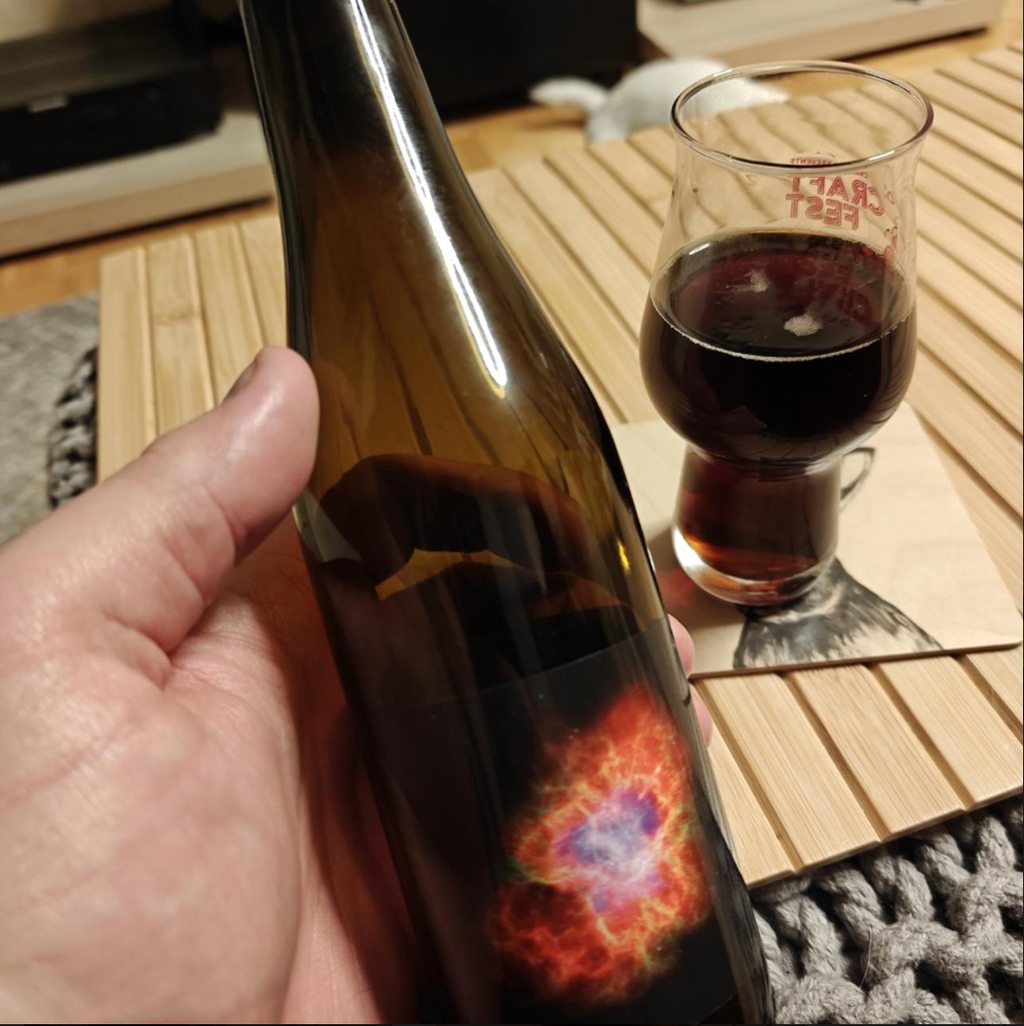Barreled Souls Brewing Company – Extended Aged Nebula (2026)

ABV: 14,1 % | Stil: Barrel-Aged English Barleywine | Untappd: 4,42

Extended Aged Nebula (2026) er en eksklusiv og kraftfuld Barleywine fra amerikanske Barreled Souls Brewing Company i Maine. En imponerende øl på 14,1 %, der har tilbragt næsten to år på sjældne bourbonfade fra Elijah Craig, som tidligere har lagret whiskey i hele 23 år.

Her er fokus på klassisk engelsk Barleywine med dyb maltsødme, kompleks fadkarakter og en varmende alkoholstyr
