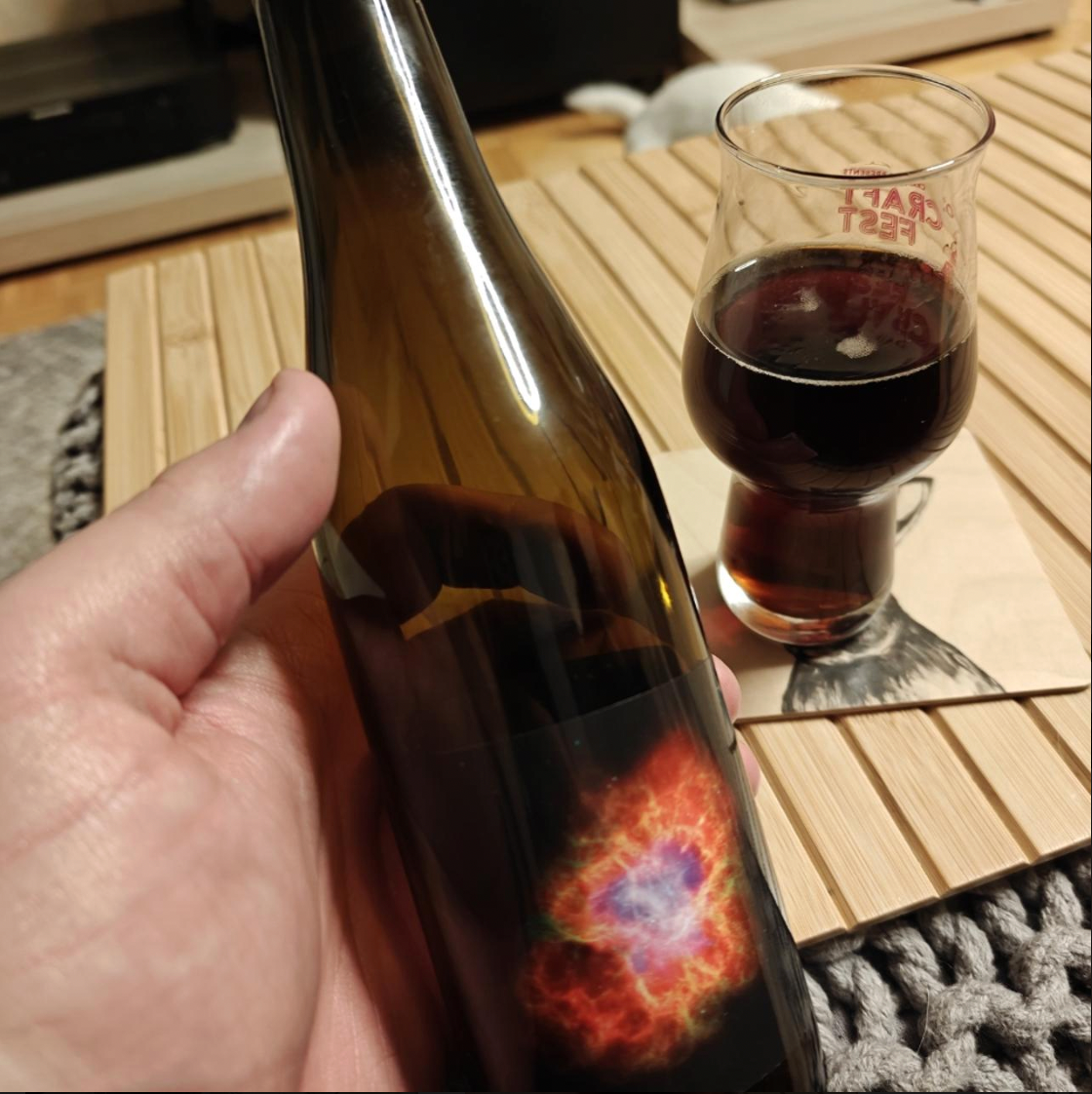 Barreled Souls Brewing Company – Extended Aged Nebula (2026)

ABV: 14,1 % | Stil: Barrel-Aged English Barleywine | Untappd: 4,42

Extended Aged Nebula (2026) er en eksklusiv og kraftfuld Barleywine fra amerikanske Barreled Souls Brewing Company i Maine. En imponerende øl på 14,1 %, der har tilbragt næsten to år på sjældne bourbonfade fra Elijah Craig, som tidligere har lagret whiskey i hele 23 år.

Her er fokus på klassisk engelsk Barleywine med dyb maltsødme, kompleks fadkarakter og en varmende alkoholstyr