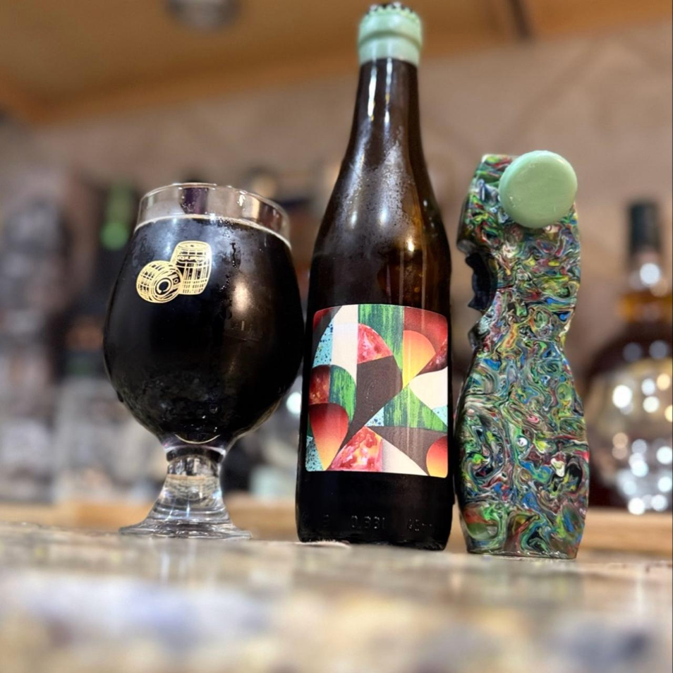 Barreled Souls Brewing Company – Life 6

ABV: 13,7 % | Stil: Barrel-Aged Barleywine | Untappd: 4,45

Life 6 er en eksklusiv og kompleks fadlagret Barleywine fra amerikanske Barreled Souls Brewing Company i Saco, Maine. Med hele 13,7 % alkohol er dette en imponerende blanding af fem forskellige øl, der har lagret på nøje udvalgte fade i op til 33 måneder.

Bryggeriet har sammensat Life 6 af følgende fem komponenter: