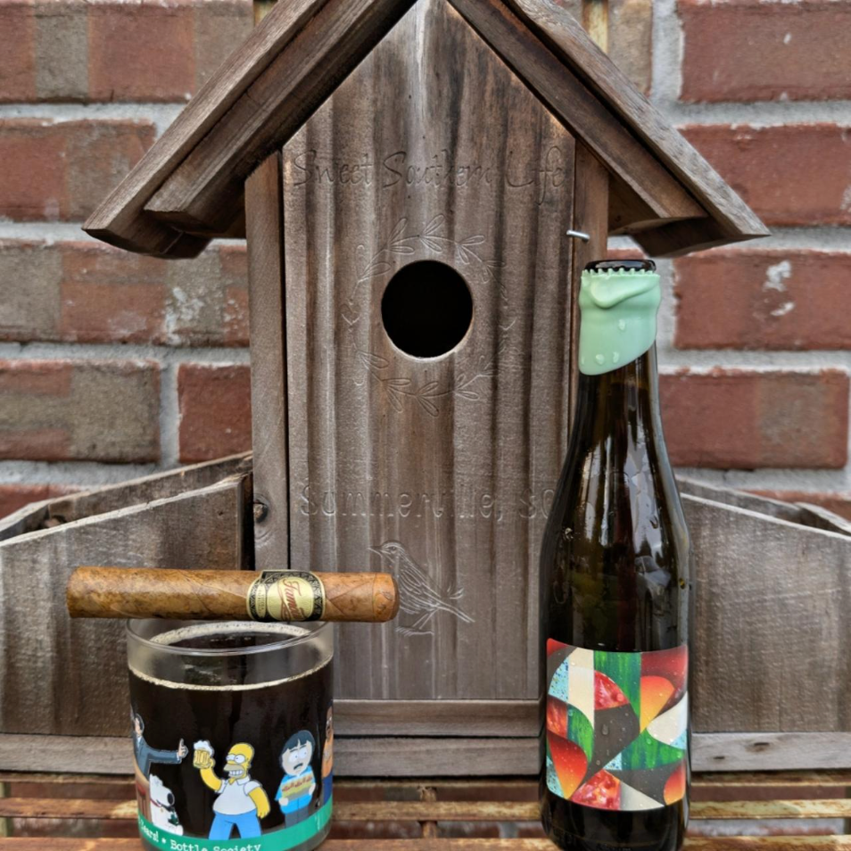 Barreled Souls Brewing Company – Life 6

ABV: 13,7 % | Stil: Barrel-Aged Barleywine | Untappd: 4,45

Life 6 er en eksklusiv og kompleks fadlagret Barleywine fra amerikanske Barreled Souls Brewing Company i Saco, Maine. Med hele 13,7 % alkohol er dette en imponerende blanding af fem forskellige øl, der har lagret på nøje udvalgte fade i op til 33 måneder.

Bryggeriet har sammensat Life 6 af følgende fem komponenter:
