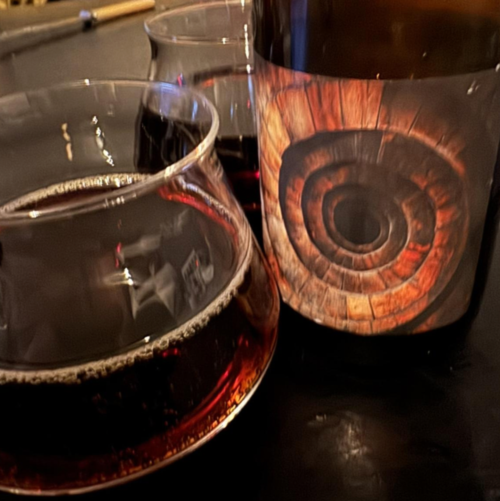 Barreled Souls Brewing Company – Never Ending Story (2025)

ABV: 13,8 % | Stil: Barrel-Aged Barleywine | Untappd: 4,31

Never Ending Story (2025) er en eksklusiv og kompleks Barleywine fra amerikanske Barreled Souls Brewing Company i Maine. En imponerende øl på 13,8 %, skabt gennem bryggeriets særlige solera-program, hvor forskellige årgange og fadlagrede øl blandes for at opnå ekstra dybde og kompleksitet.

2025-udgaven består af tre forskellige bryg, der har modnet på en kombination af portvinsfade, sherr