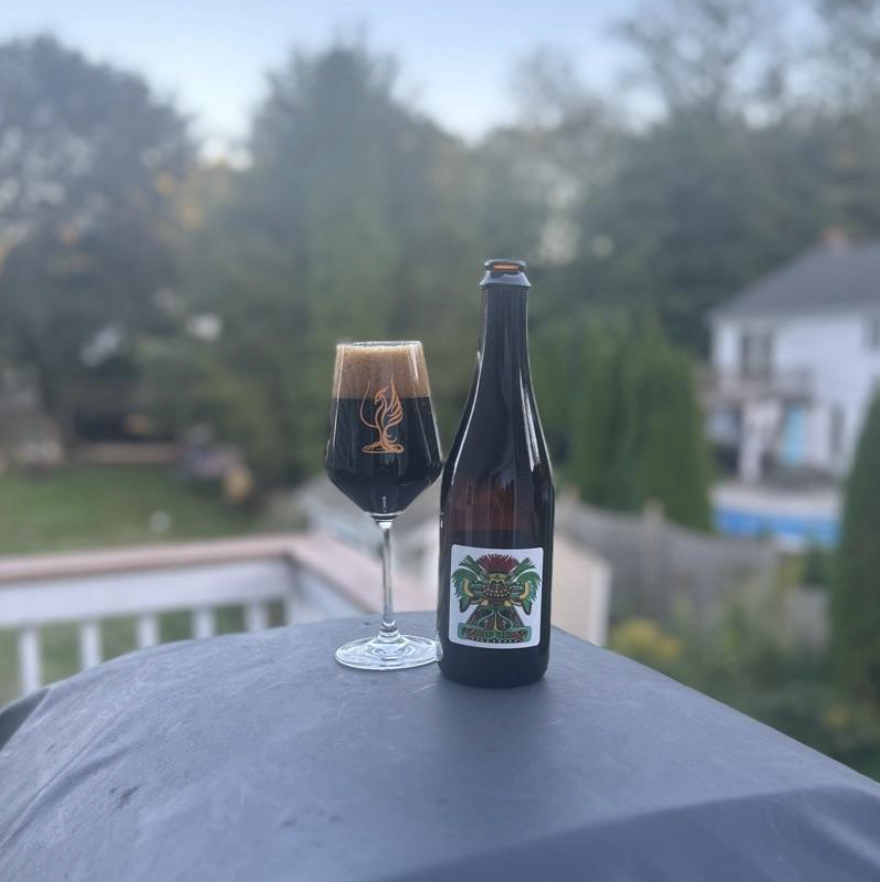 Barreled Souls Brewing Company – Weller BA Teotihuacan (2026)

ABV: 15,4 % | Stil: Bourbon Barrel-Aged Imperial Stout | Untappd: 4,26

Weller BA Teotihuacan (2026) er en kraftfuld og krydret Imperial Stout fra amerikanske Barreled Souls Brewing Company i Maine. Inspireret af mexicansk varm chokolade kombinerer øllen intens chokoladesmag, eksklusive bourbonfade og et markant spark fra habanerochili.

Med hele 15,4 % alkohol og præcis 12 måneder og 9 dages lagring på Weller-bourbonfade er dette en stout med m