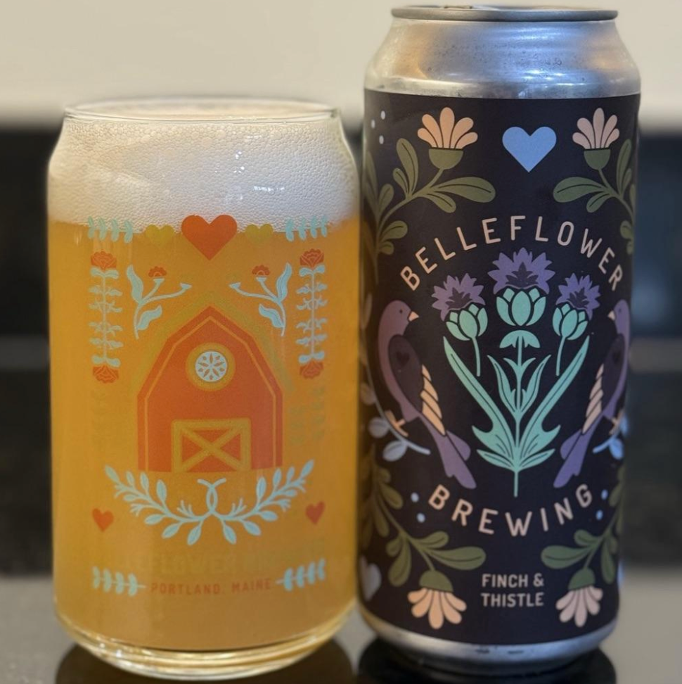 Belleflower Brewing – DDH Finch and Thistle

ABV: 6,8 % | Stil: New England / Hazy IPA | Untappd: 4,16

En double dry-hopped hazy IPA fra Belleflower Brewing i Portland, Maine. Denne version er brygget med dobbelt mængde Citra-humle i forhold til den originale Finch &amp; Thistle, hvilket giver en meget aromatisk og frugtdrevet humleprofil.