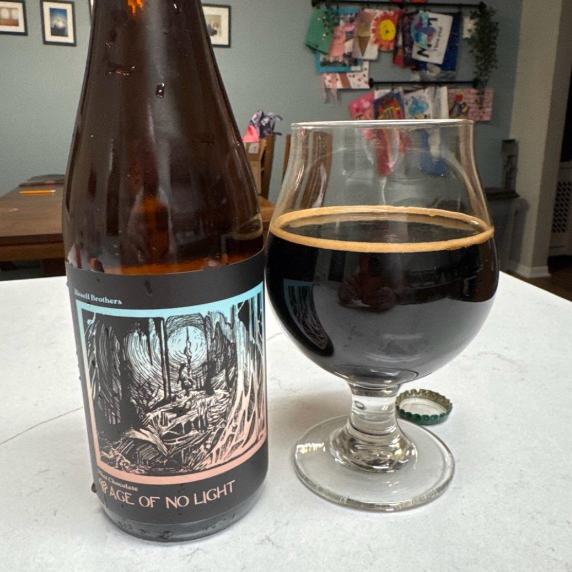 Bissell Brothers Brewing Company – Age of No Light Mint Chocolate (Batch #4)

ABV: 13,8 % | Stil: Imperial / Double Stout – Rye Whiskey Barrel Aged | Untappd: 4,19

Age of No Light Mint Chocolate (Batch #4) er en kraftfuld og dessertinspireret fadlagret Imperial Stout fra amerikanske Bissell Brothers Brewing Company i Portland, Maine. Bryggeriet er især kendt for sine humledrevne øl, men med Age of No Light-serien viser de, at de også mestrer store, mørke og komplekse stouts.

Denne fjerde udgave er noget h