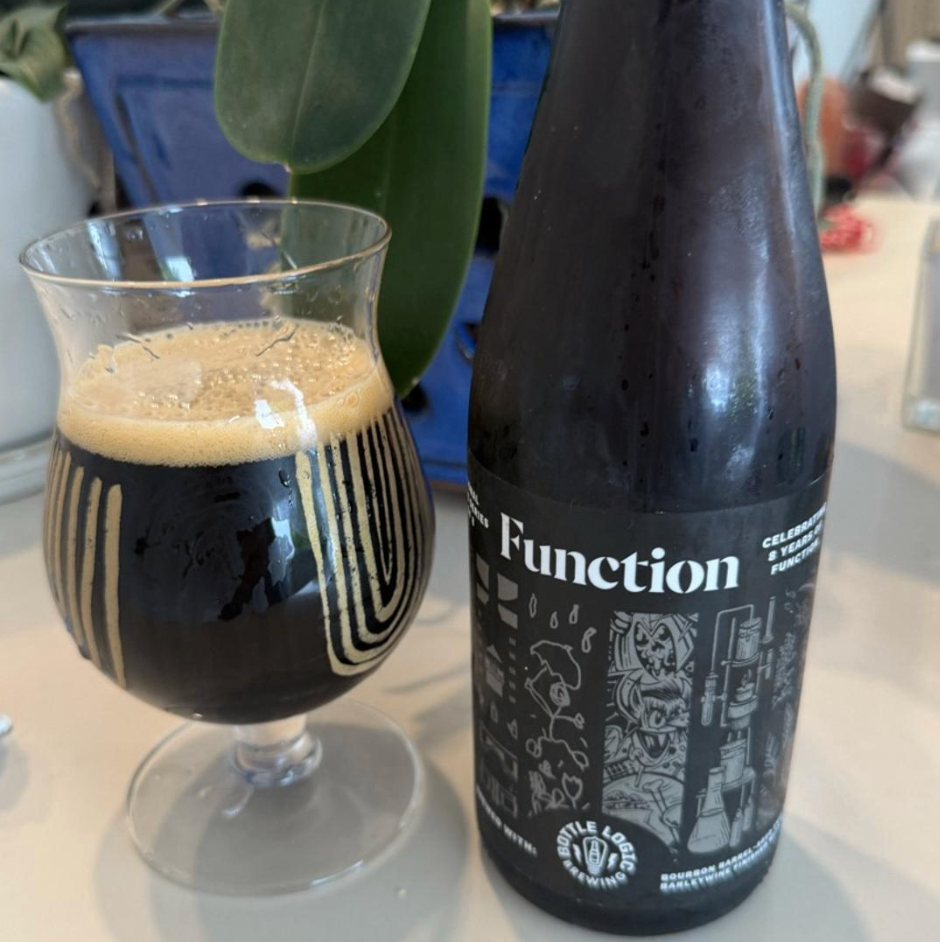 Bottle Logic Brewing – Function (Northwest Collab Series 8 of 8)

ABV: 13 % | Stil: Bourbon Barrel Aged English Barleywine | Untappd: 4,37

Function er den afsluttende øl i Bottle Logics Northwest Collab Series. Denne English-style Barleywine har lagret på bourbonfade og er efterfølgende afsluttet med brombær, hvilket tilfører en flot balance mellem fadlagringens varme, den dybe maltsødme og en elegant bærkarakter. Resultatet er en kompleks og silkeblød barleywine med masser af dybde og lag på lag af smag.
