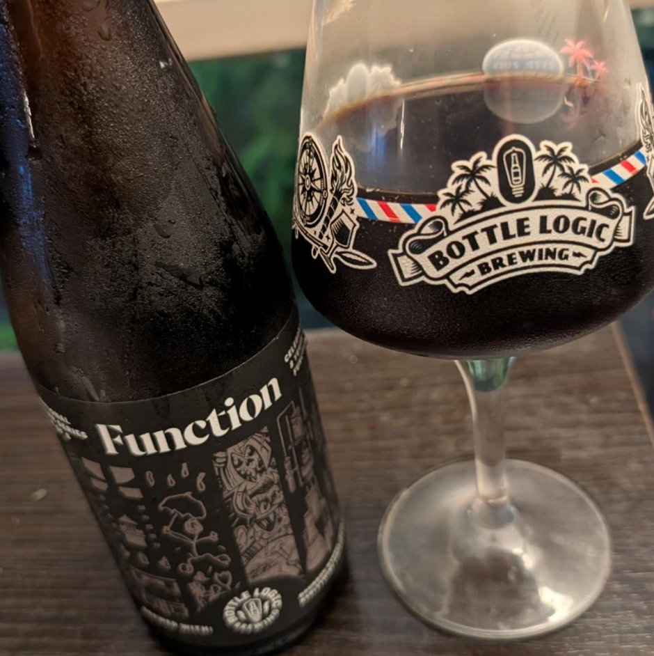 Bottle Logic Brewing – Function (Northwest Collab Series 8 of 8)

ABV: 13 % | Stil: Bourbon Barrel Aged English Barleywine | Untappd: 4,37

Function er den afsluttende øl i Bottle Logics Northwest Collab Series. Denne English-style Barleywine har lagret på bourbonfade og er efterfølgende afsluttet med brombær, hvilket tilfører en flot balance mellem fadlagringens varme, den dybe maltsødme og en elegant bærkarakter. Resultatet er en kompleks og silkeblød barleywine med masser af dybde og lag på lag af smag.