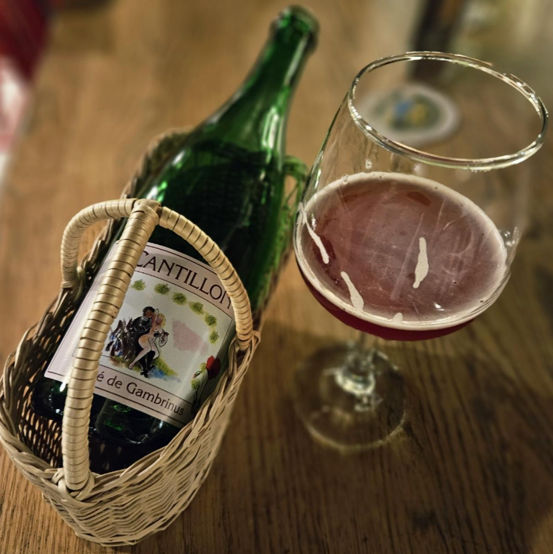 Brasserie Cantillon – Rosé de Gambrinus (2025)

ABV: 5,0 % | Stil: Lambic / Framboise | Untappd: 4,23

En ikonisk og ekstremt elegant framboise fra Cantillon, hvor spontangæret lambic møder friske hindbær. Her er vi i den klassiske, vinøse ende af sour, langt fra smoothie, tættere på naturvin.