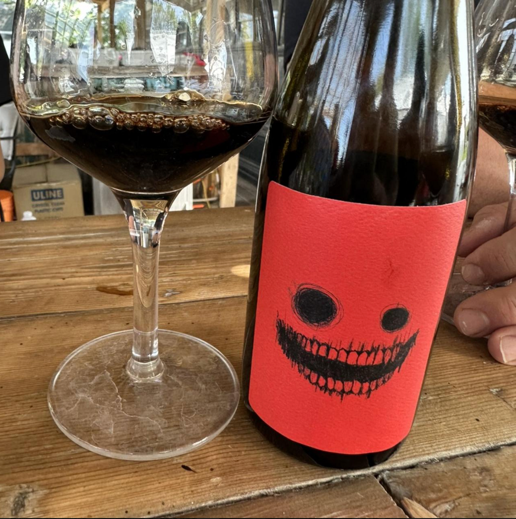 Brasserie Sir John Brewing Co. – Freak Out

ABV: 11,9 % | Stil: Imperial / Double Stout – Double Barrel Aged | Untappd: 4,35

Freak Out er en seriøst fadlagret Imperial Stout fra Sir John, der har tilbragt 24 måneder på Bluegrass bourbonfade efterfulgt af yderligere 6 måneder på WhistlePig rye whiskey-fade. Hele 30 måneders fadlagring giver en mørk, koncentreret og kompleks stout med bourbon, whiskey og masser af chokoladekarakter helt uden tilsat chokolade.