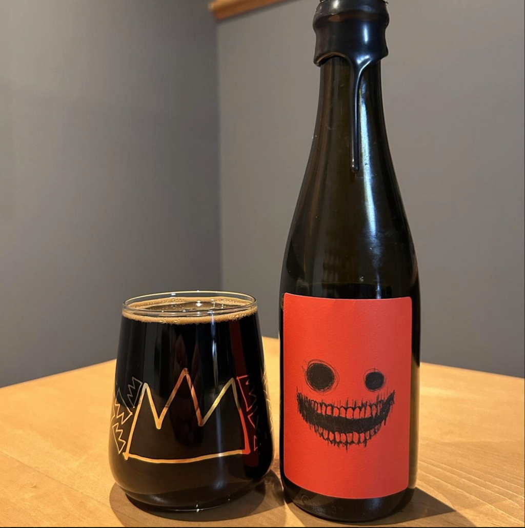 Brasserie Sir John Brewing Co. – Freak Out

ABV: 11,9 % | Stil: Imperial / Double Stout – Double Barrel Aged | Untappd: 4,35

Freak Out er en seriøst fadlagret Imperial Stout fra Sir John, der har tilbragt 24 måneder på Bluegrass bourbonfade efterfulgt af yderligere 6 måneder på WhistlePig rye whiskey-fade. Hele 30 måneders fadlagring giver en mørk, koncentreret og kompleks stout med bourbon, whiskey og masser af chokoladekarakter helt uden tilsat chokolade.