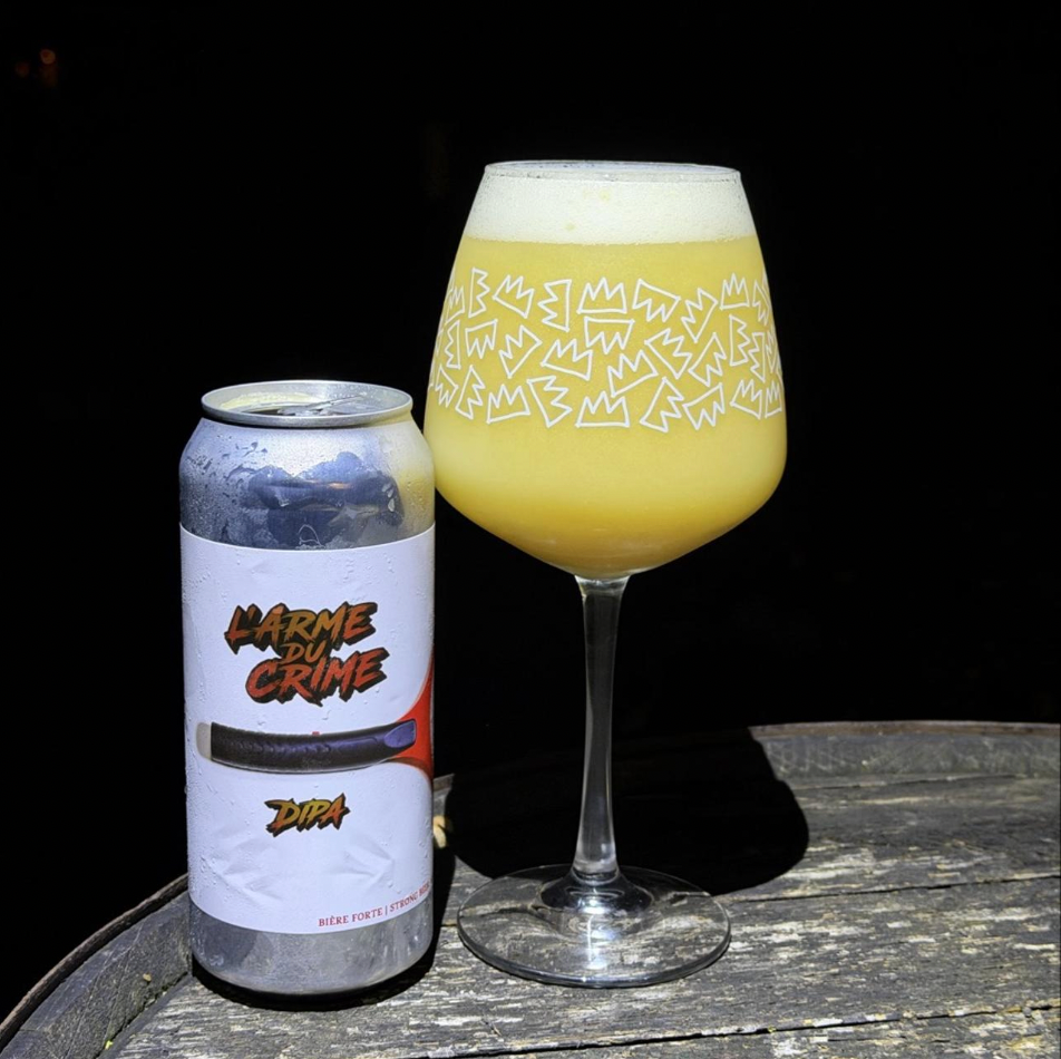 Brasserie Sir John Brewing Co. – L'Arme Du Crime

ABV: 8,6 % | Stil: Imperial / Double New England / Hazy IPA | Untappd: 4,30

L'Arme Du Crime er en kraftfuld og humlemættet Double IPA fra canadiske Brasserie Sir John Brewing Co. i Québec. Med 8,6 % alkohol og en imponerende kombination af klassiske og koncentrerede humleprodukter har bryggeriet skabt en intens, frugtig og saftig humleoplevelse.

Øllen er brygget med Citra Cryo, Citra Dynaboost, Motueka, Nelson Bliss, Riwaka Cryo og Riwaka Hop Kief. En samm