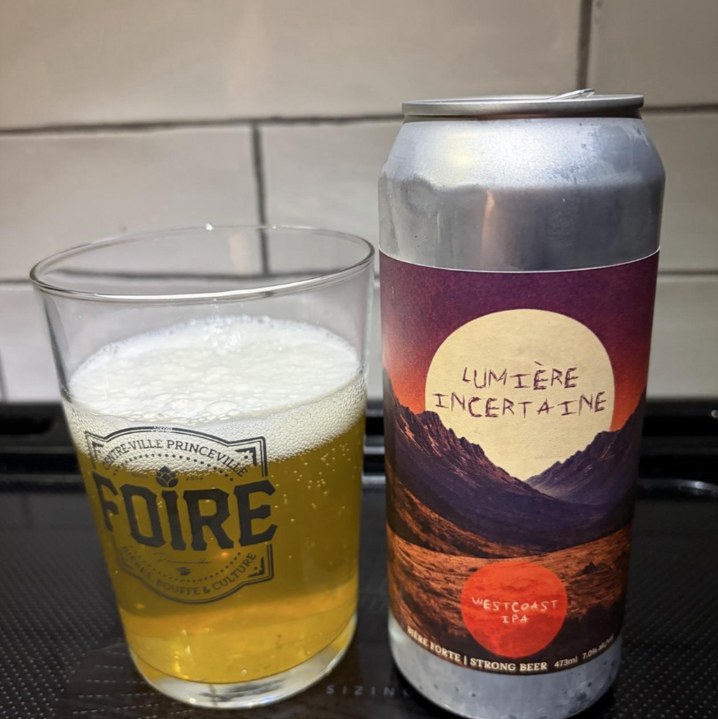 Brasserie Sir John Brewing Co. – Lumière Incertaine

ABV: 7 % | Stil: West Coast IPA | Untappd: 3,91

Lumière Incertaine er en moderne West Coast IPA fra Brasserie Sir John Brewing Co. Her er fokus på en ren og sprød maltbase, en markant humlearoma og en tør afslutning. Resultatet er en humledrevet IPA, hvor citrus, tropisk frugt og klassiske harpikstoner går hånd i hånd med en tydelig, men velafbalanceret bitterhed.