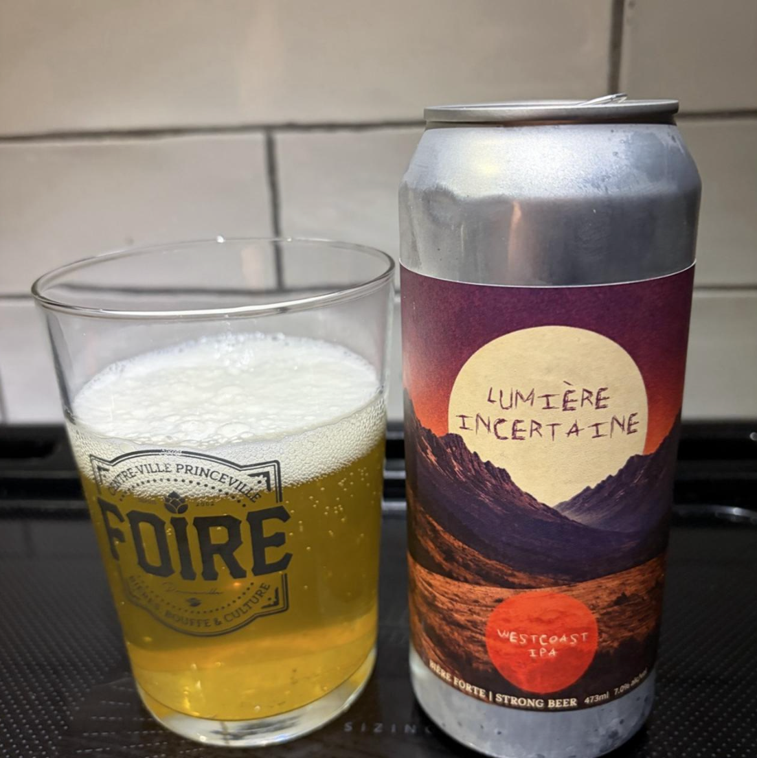 Brasserie Sir John Brewing Co. – Lumière Incertaine

ABV: 7 % | Stil: West Coast IPA | Untappd: 3,91

Lumière Incertaine er en moderne West Coast IPA fra Brasserie Sir John Brewing Co. Her er fokus på en ren og sprød maltbase, en markant humlearoma og en tør afslutning. Resultatet er en humledrevet IPA, hvor citrus, tropisk frugt og klassiske harpikstoner går hånd i hånd med en tydelig, men velafbalanceret bitterhed.