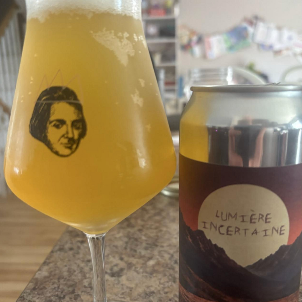 Brasserie Sir John Brewing Co. – Lumière Incertaine

ABV: 7 % | Stil: West Coast IPA | Untappd: 3,91

Lumière Incertaine er en moderne West Coast IPA fra Brasserie Sir John Brewing Co. Her er fokus på en ren og sprød maltbase, en markant humlearoma og en tør afslutning. Resultatet er en humledrevet IPA, hvor citrus, tropisk frugt og klassiske harpikstoner går hånd i hånd med en tydelig, men velafbalanceret bitterhed.